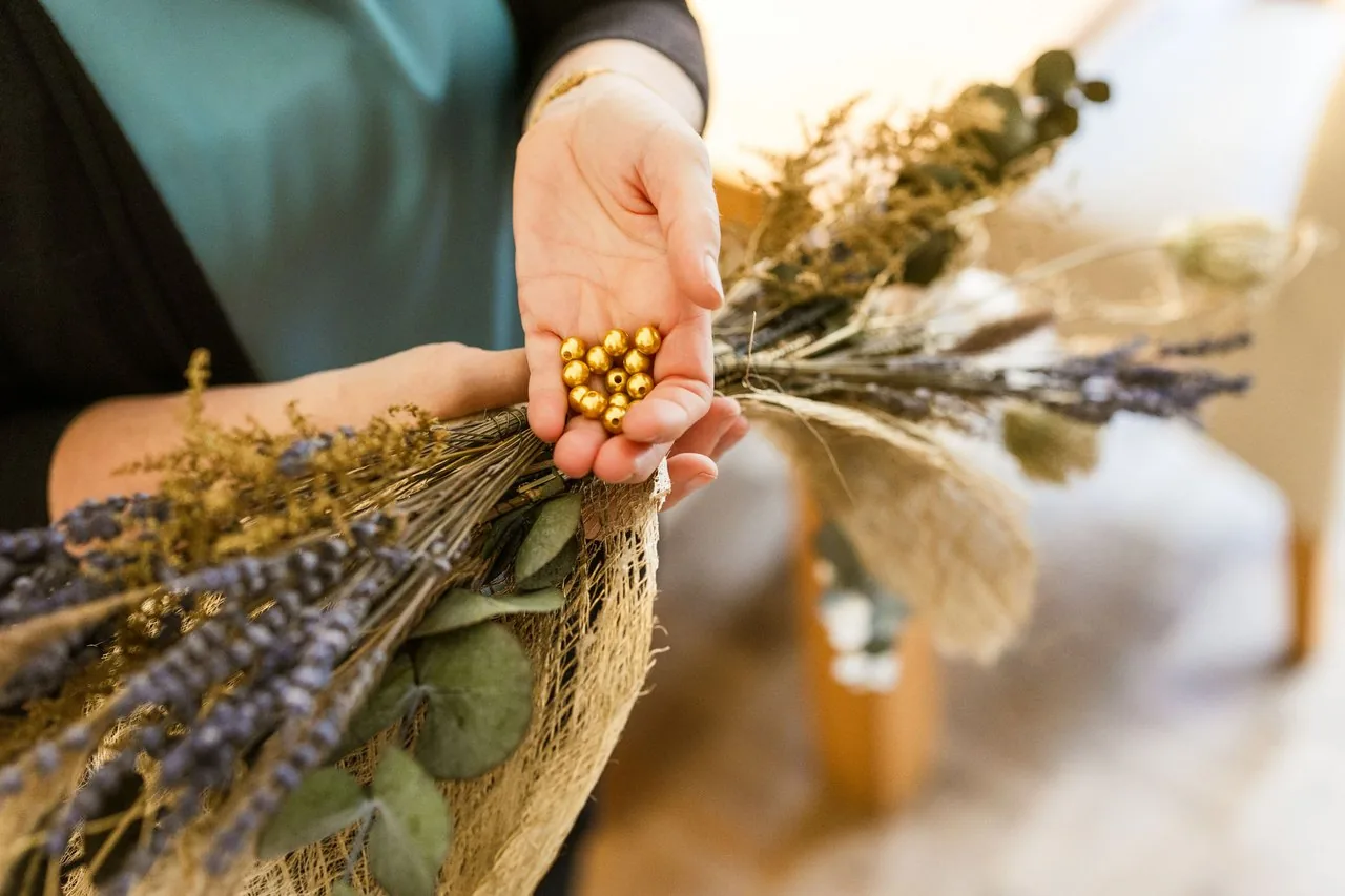Hochzeitsaccessoire mit handgefilzten Elementen