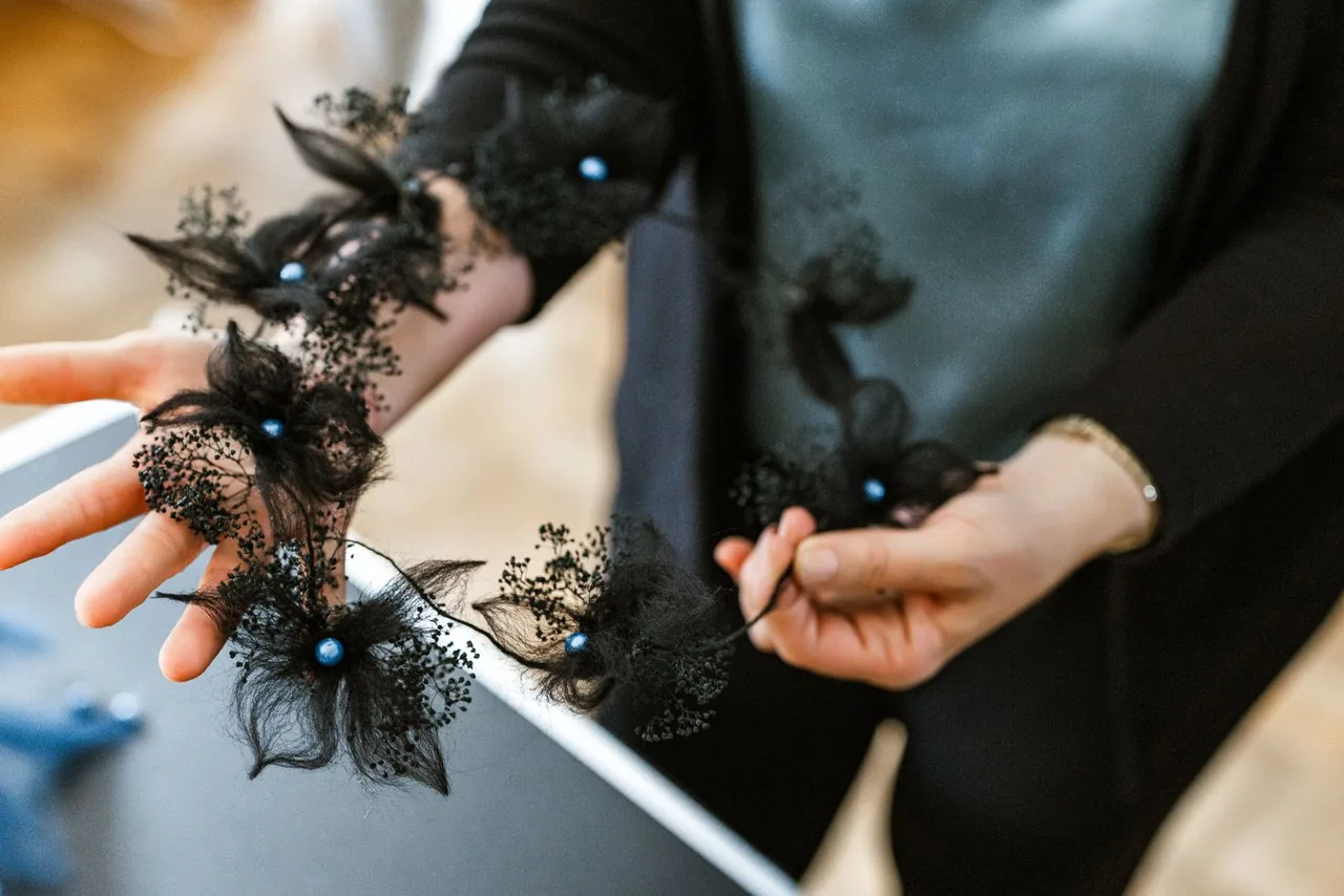 Hochzeitsaccessoire mit handgefilzten Elementen