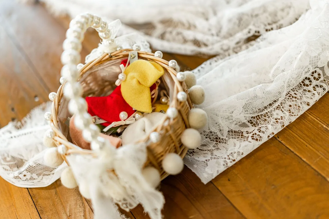 Hochzeitsaccessoire mit handgefilzten Elementen